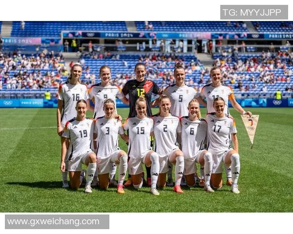 德国足球球星挑战时尚极限 穿搭女装展现独特魅力与个性 德国足球球星挑战时尚极限 穿搭女装展现独特魅力与个性