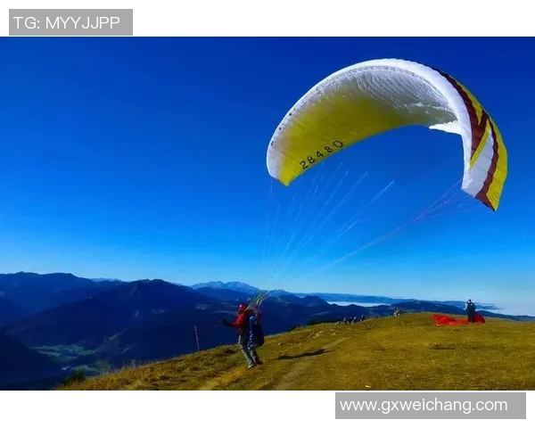 足球明星手持电棒挑战极限运动 展现非凡体能与勇气